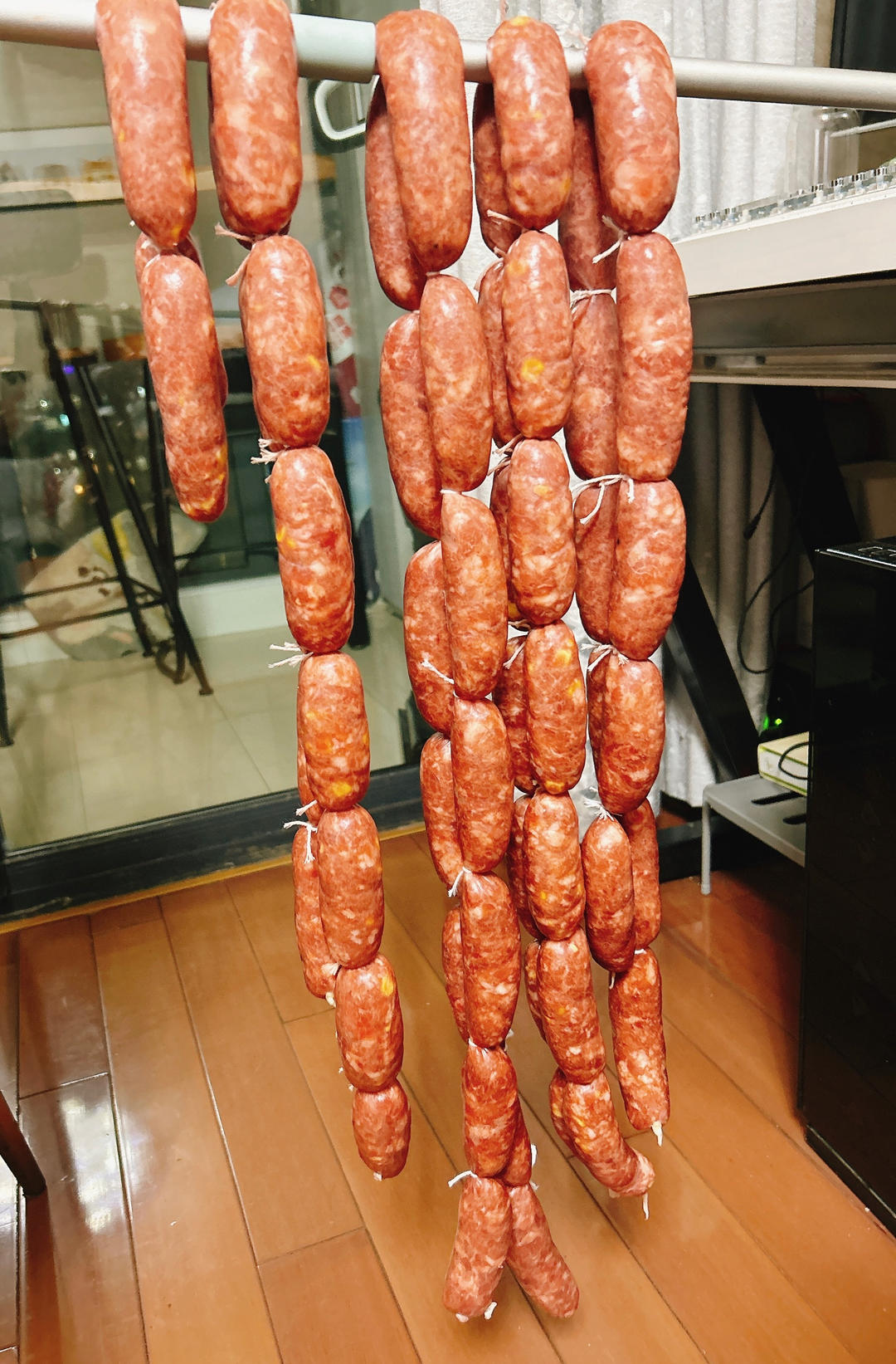花76买了6斤猪肉，给小朋友做台湾烤肠，Q弹爆汁，脆皮紧实好吃