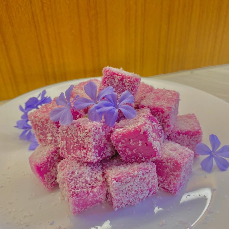 颜值极高--火龙果椰蓉牛奶小方的做法