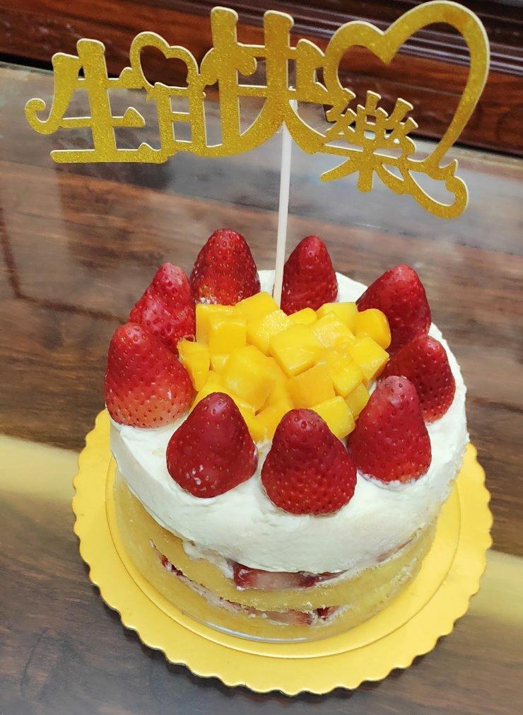 不会抹奶油也可以做的草莓方蛋糕！