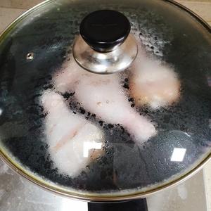 绵绵香芋炖煮鸡腿🍗的做法 步骤3