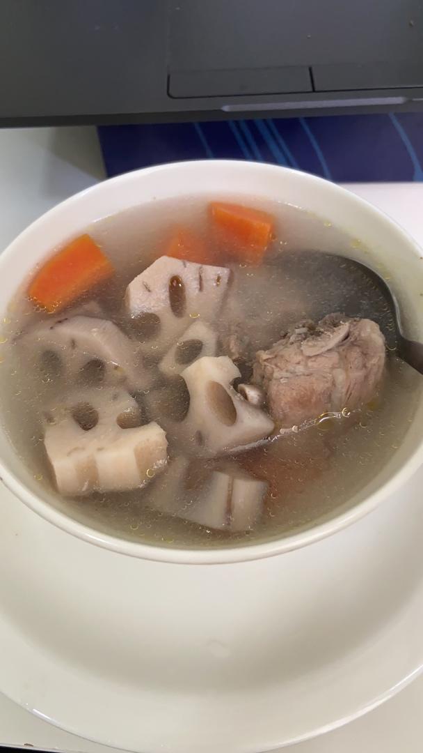 胡萝卜莲藕排骨汤  宝宝辅食，鲜甜营养好搭档