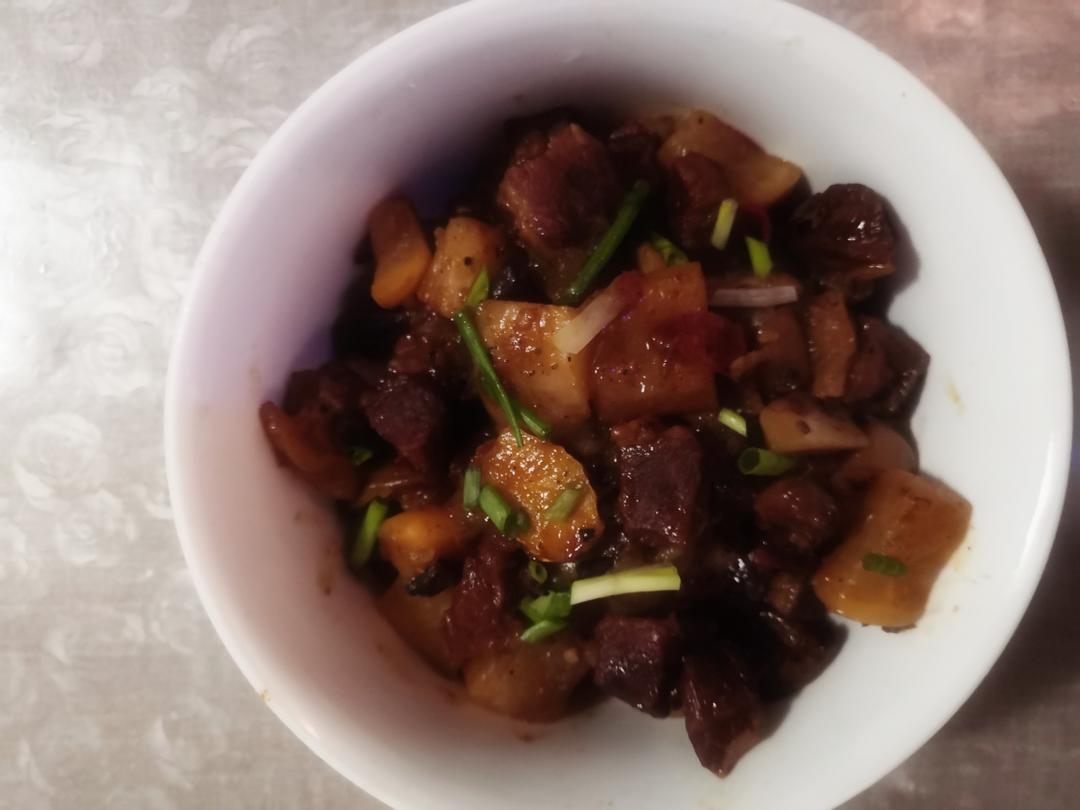 厨师长教你：“萝卜烧牛肉”的川味版做法，肉香四溢软烂入味