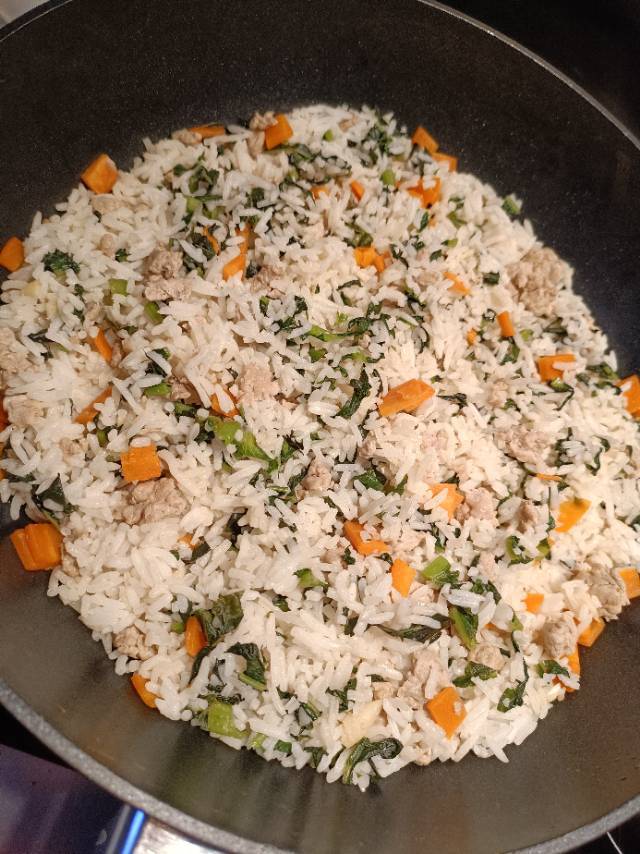 莴笋叶炒饭，很好吃啊～ 纯净素食