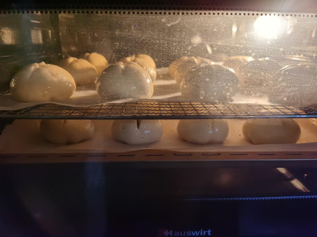 双重芝士香肠碱水球