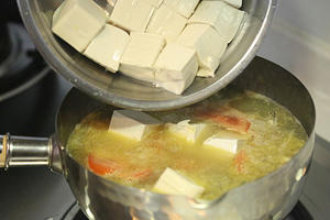 孕妈最合适：黄骨鱼番茄豆腐汤的做法 步骤8