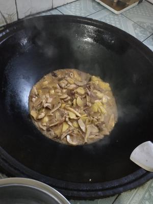 〈大锅炒蘑菇〉，太鲜了。欣小厨 😉的做法 步骤8