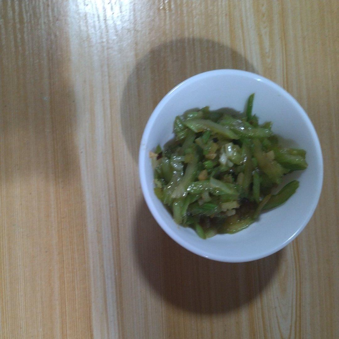 不加肉，也能做出很下饭的炒芹菜