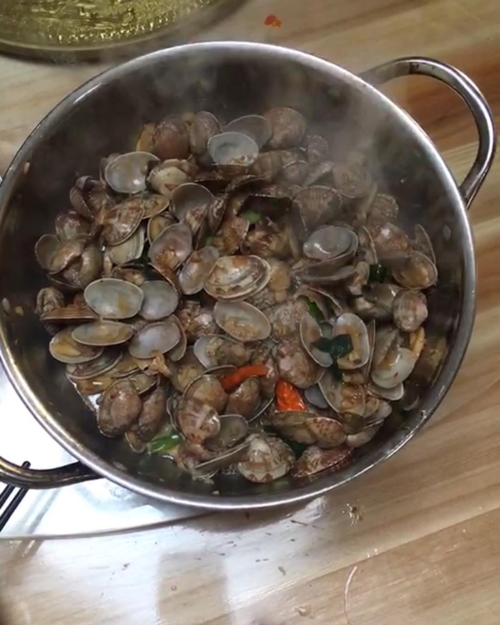 蒜香炒花甲