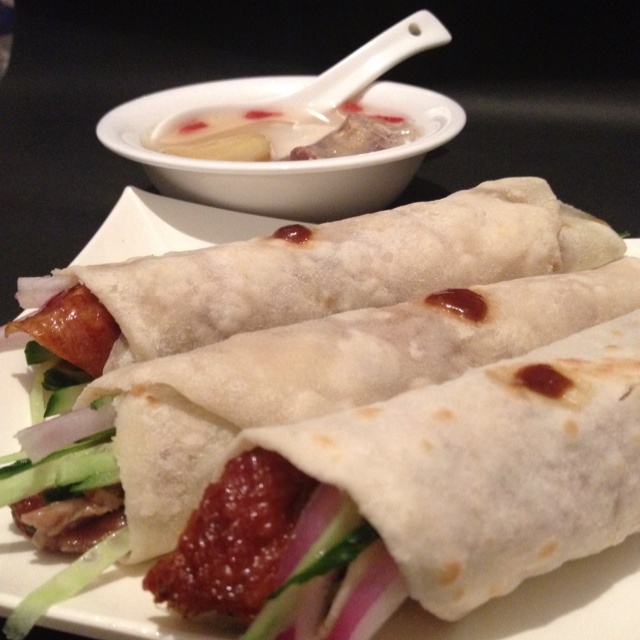 樱桃小丸子70做过荷叶饼(鸭饼)买了半只烤鸭,自己烙了薄饼,配了黄瓜