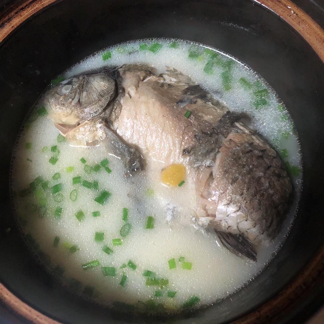 清炖鲫鱼汤 三个关键步骤让你轻松炖出汤浓味鲜色白似奶的鲫鱼汤