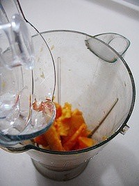 鲜榨芒果汁的做法 步骤3