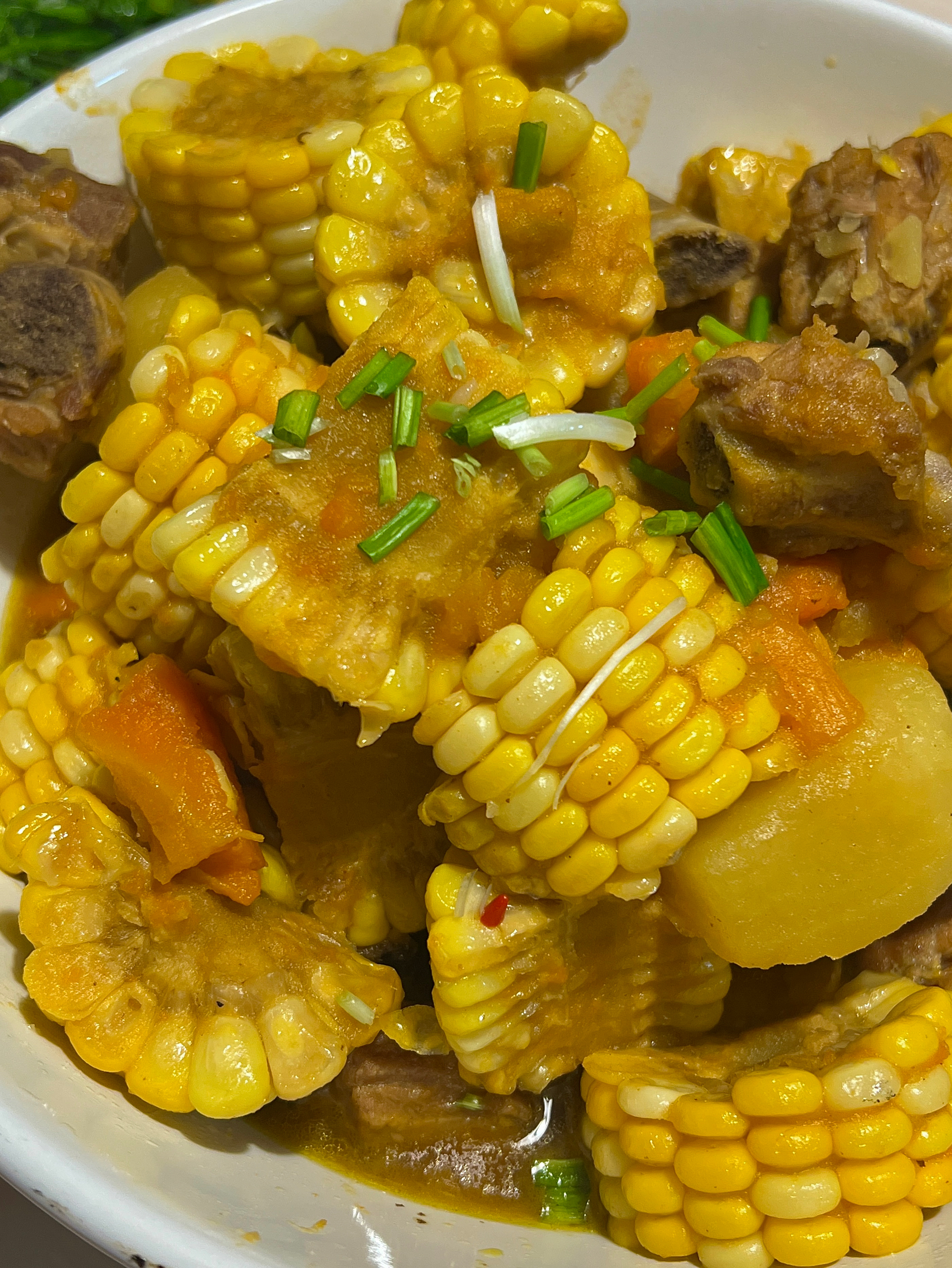 红烧排骨土豆炖玉米