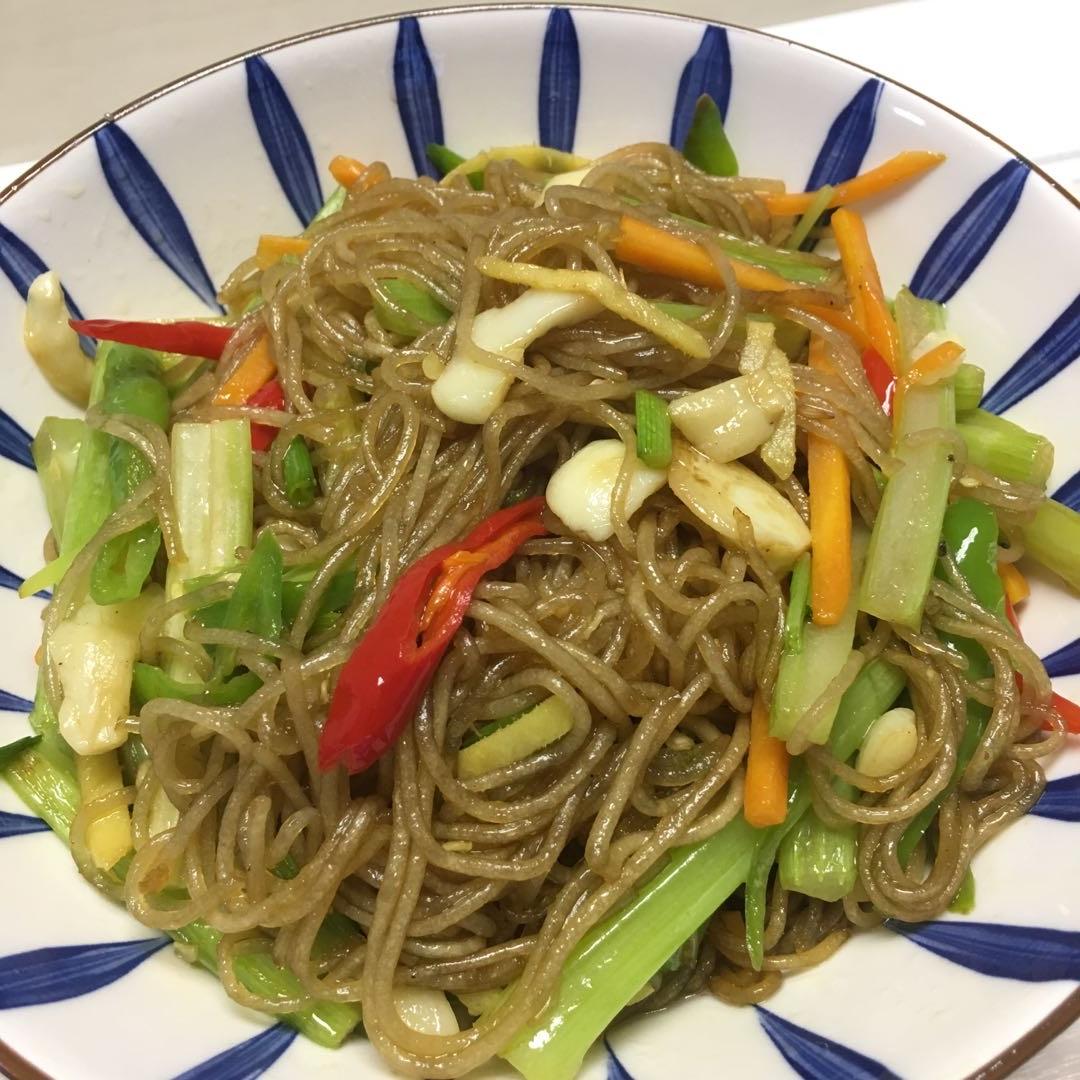 芹菜炒粉条(故乡的味道)