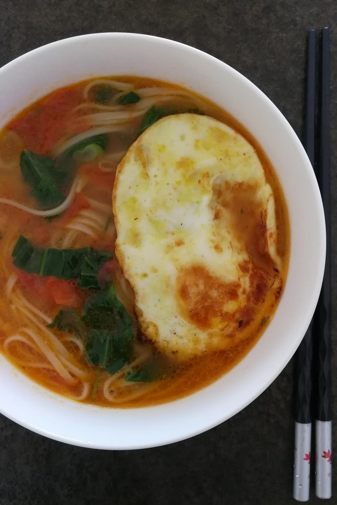 橙子今天也要吃肉做的简单早饭西红柿鸡蛋挂面