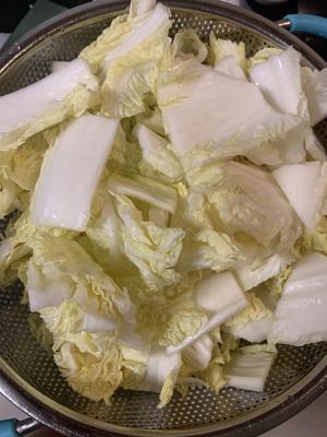 白菜煮豆腐泡的做法 步骤3