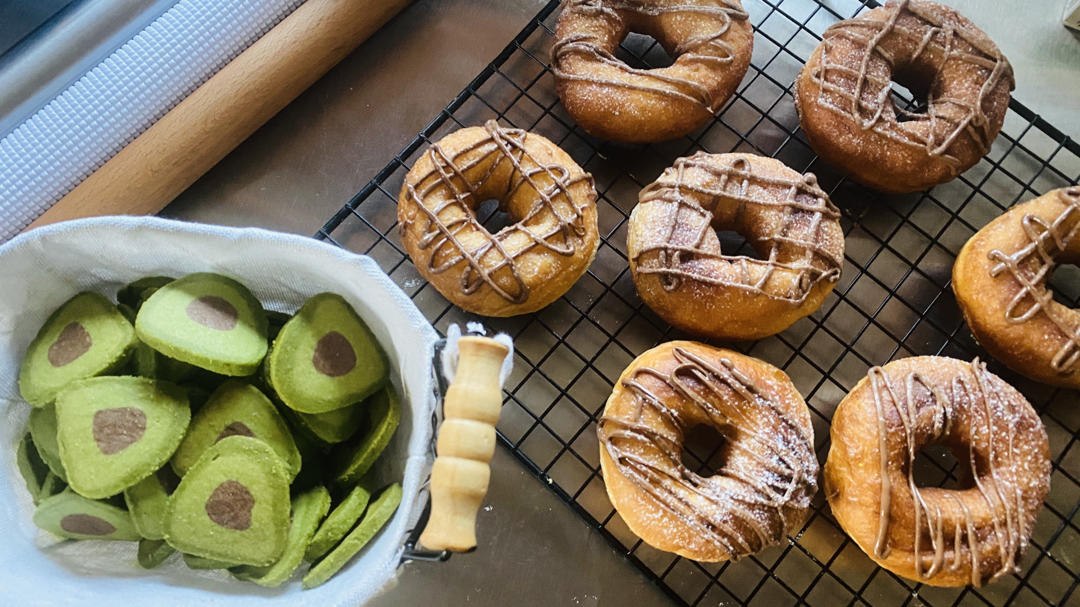 🍩超快手一小时低糖无需烤箱的甜甜圈（详细视频）