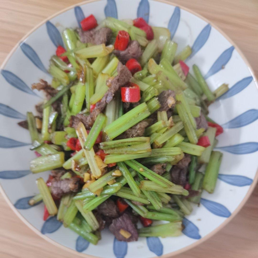 好吃到邻居敲门蹭饭的芹菜炒牛肉！
