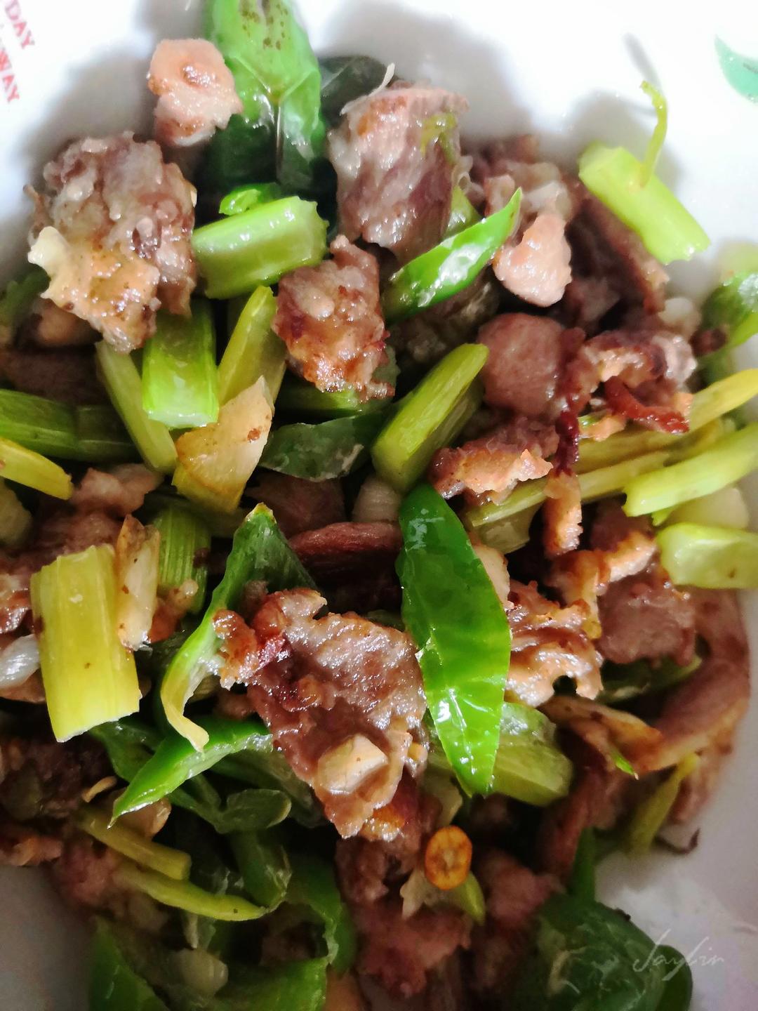 芹菜炒肉的新方法（这样炒出来的芹菜脆，肉丝嫩滑）
