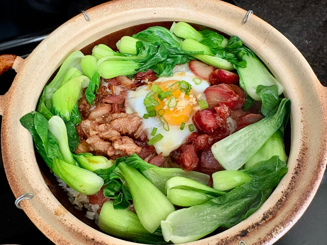 保姆级的「腊味煲仔饭2.0」加强版来了，地道老广味～