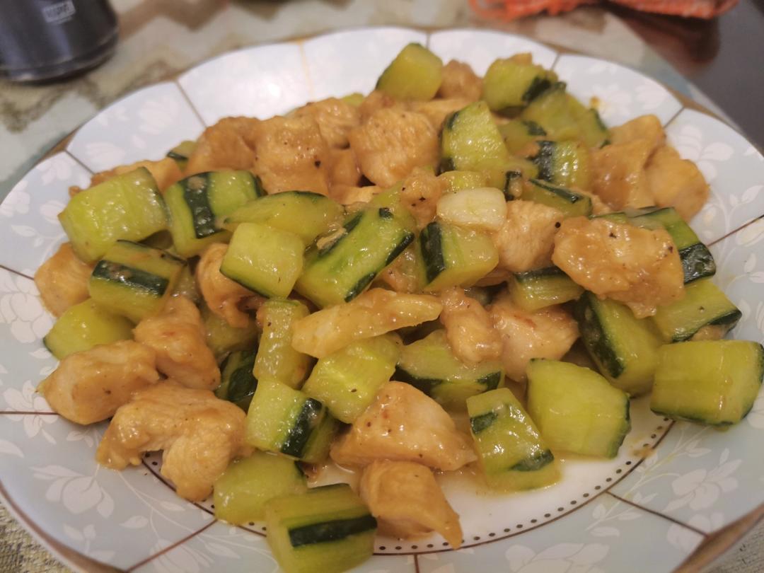 清爽解腻的黄瓜炒鸡胸肉，低脂低卡减肥食谱