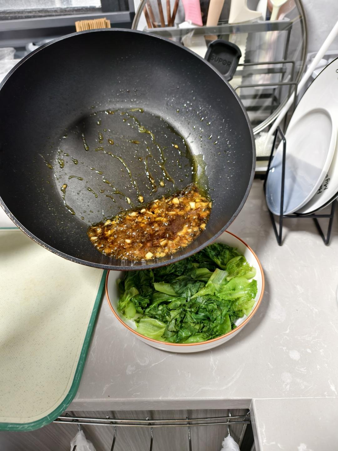 蒜蓉蚝油生菜，清脆爽口，色香味俱全
