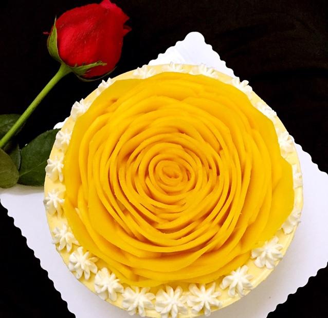 芒果花装饰慕斯蛋糕