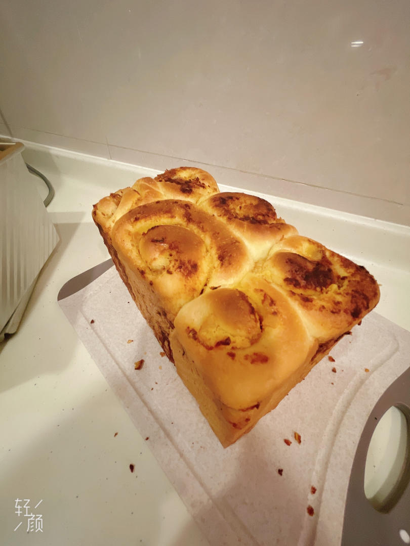 咸蛋黄芝士肉松吐司