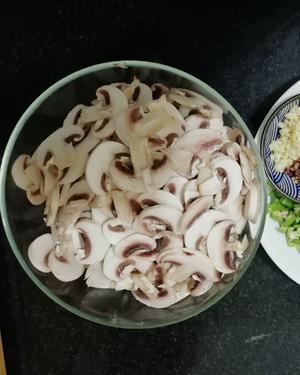 尖椒炒蘑菇的做法 步骤1