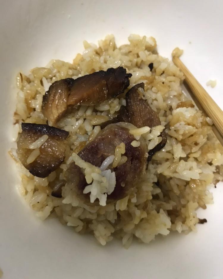 电饭锅版腊肉煲仔饭