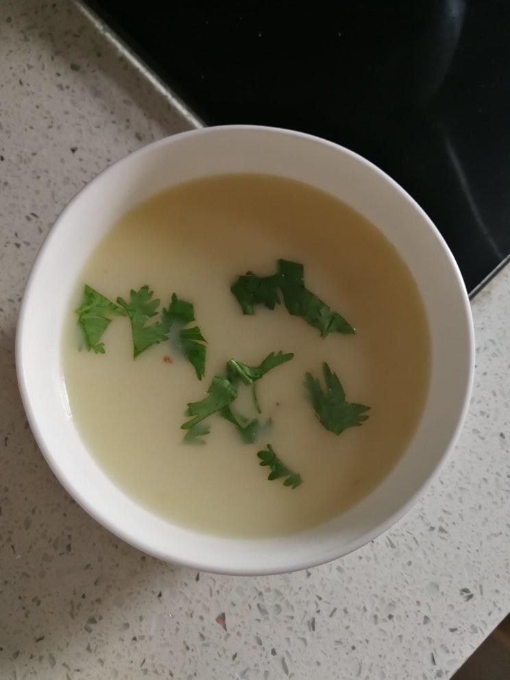 清炖鲫鱼汤 三个关键步骤让你轻松炖出汤浓味鲜色白似奶的鲫鱼汤