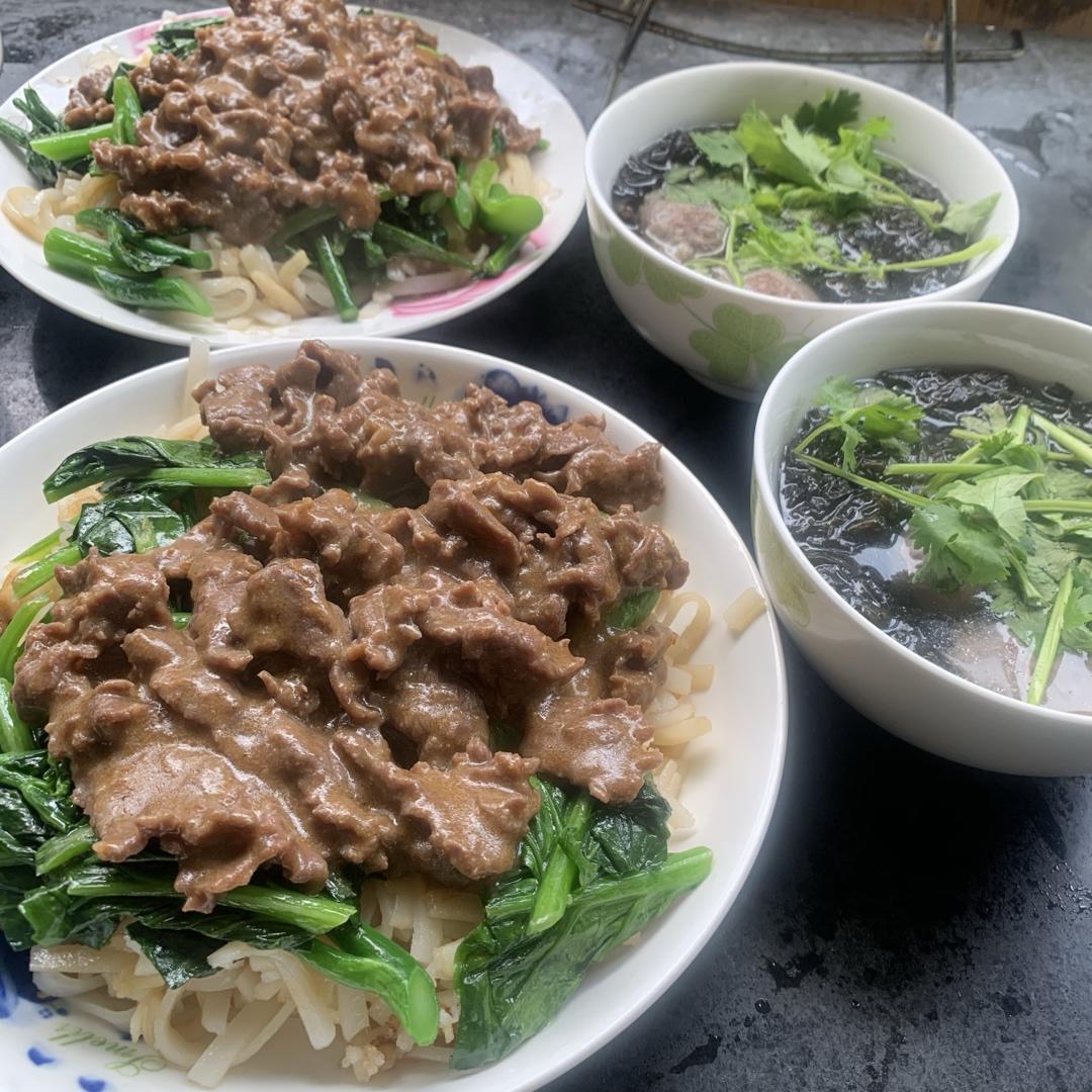 湿炒牛肉粿条