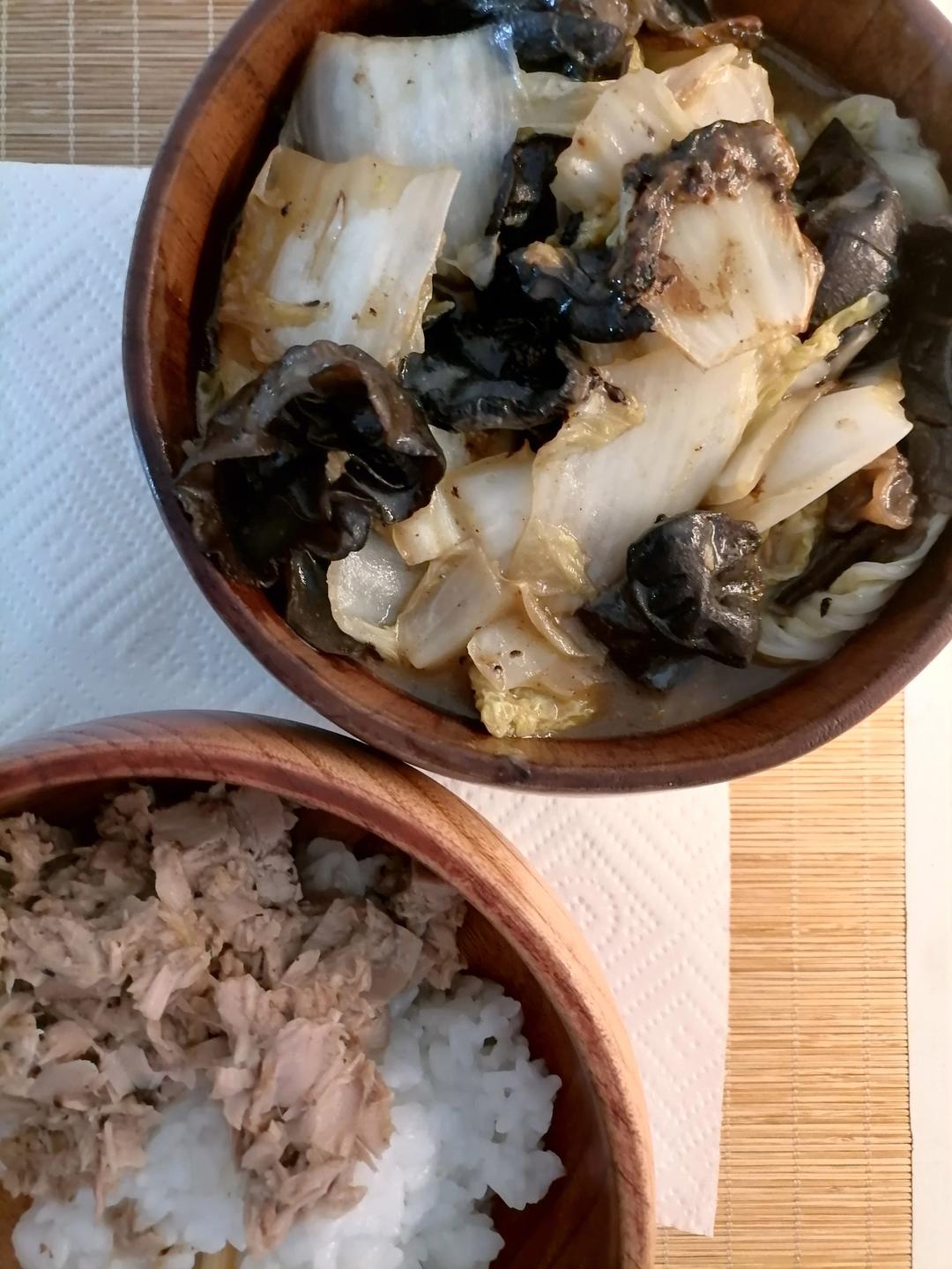 午饭。醋溜娃娃菜炒木耳+小小火🔥炒金枪鱼罐头🥫
