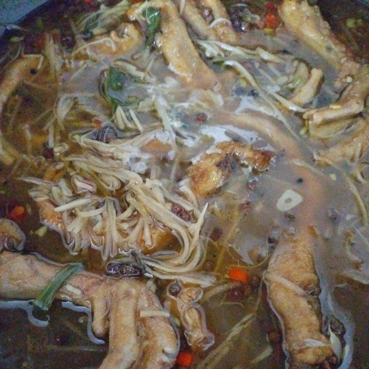 超级无敌好吃的田螺鸭脚煲