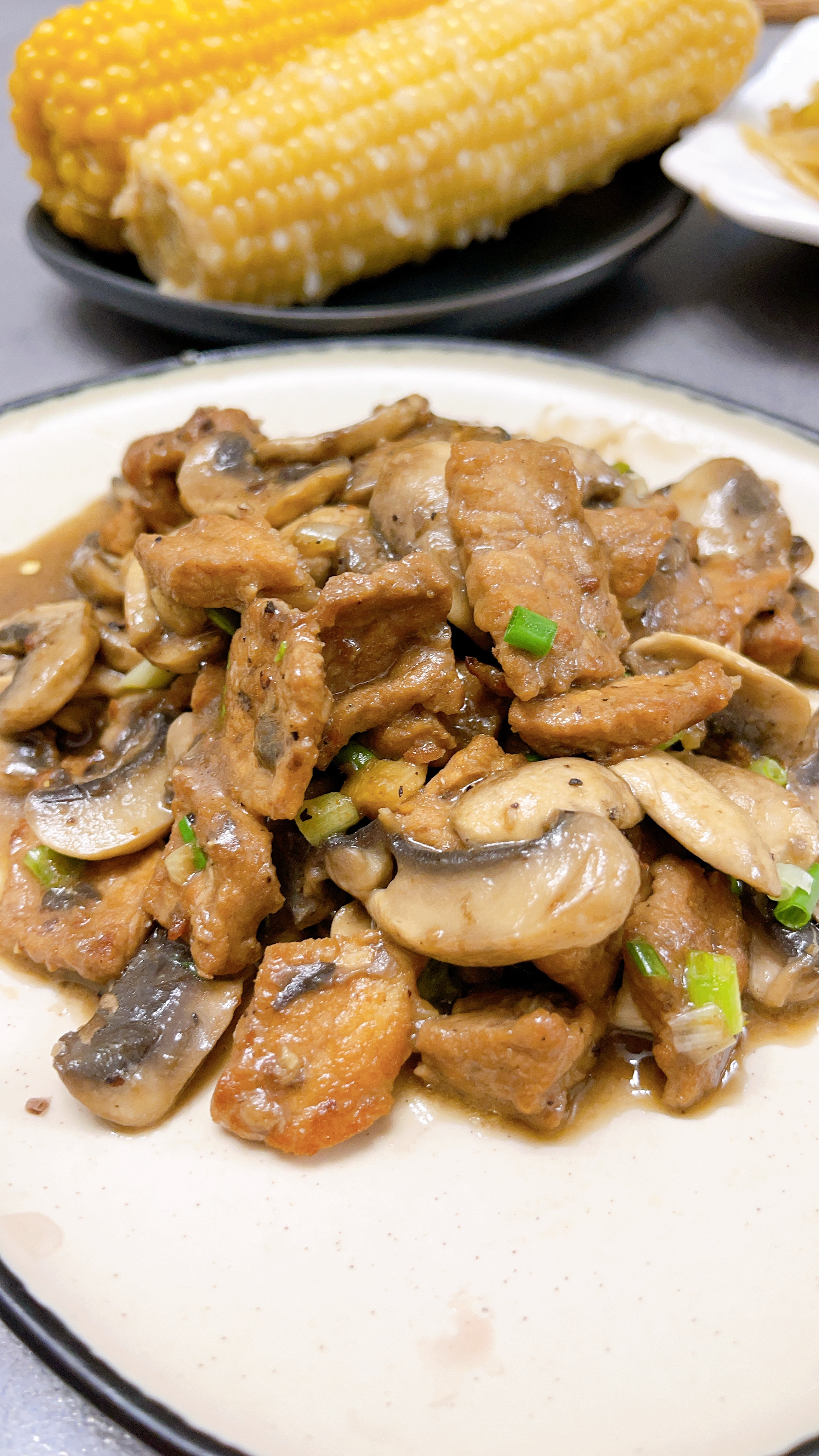 超鲜的黑椒口蘑炒肉的做法