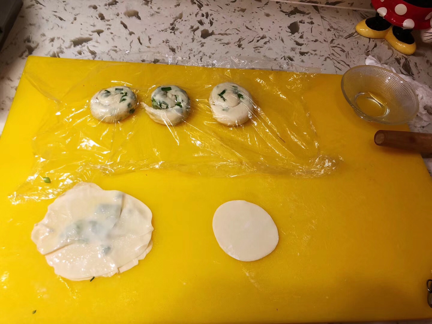 饺子皮版葱油饼的做法 步骤1