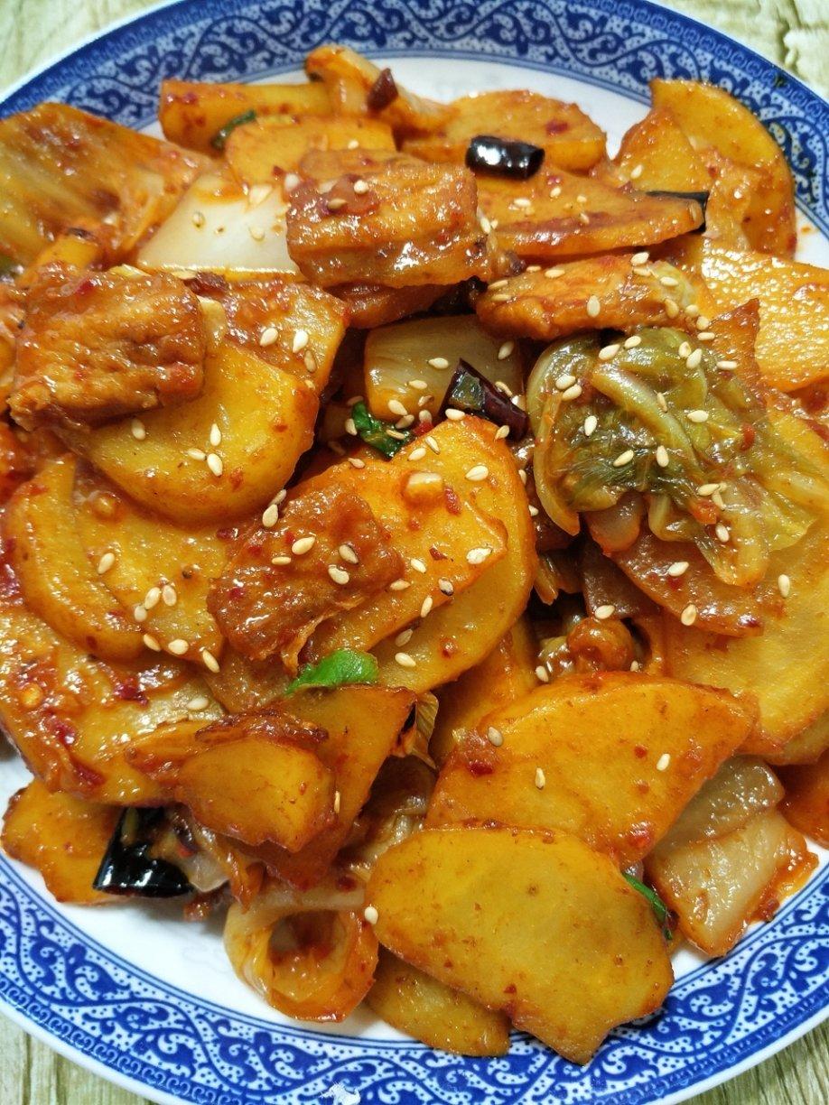 做的五花肉炒辣白菜土豆片