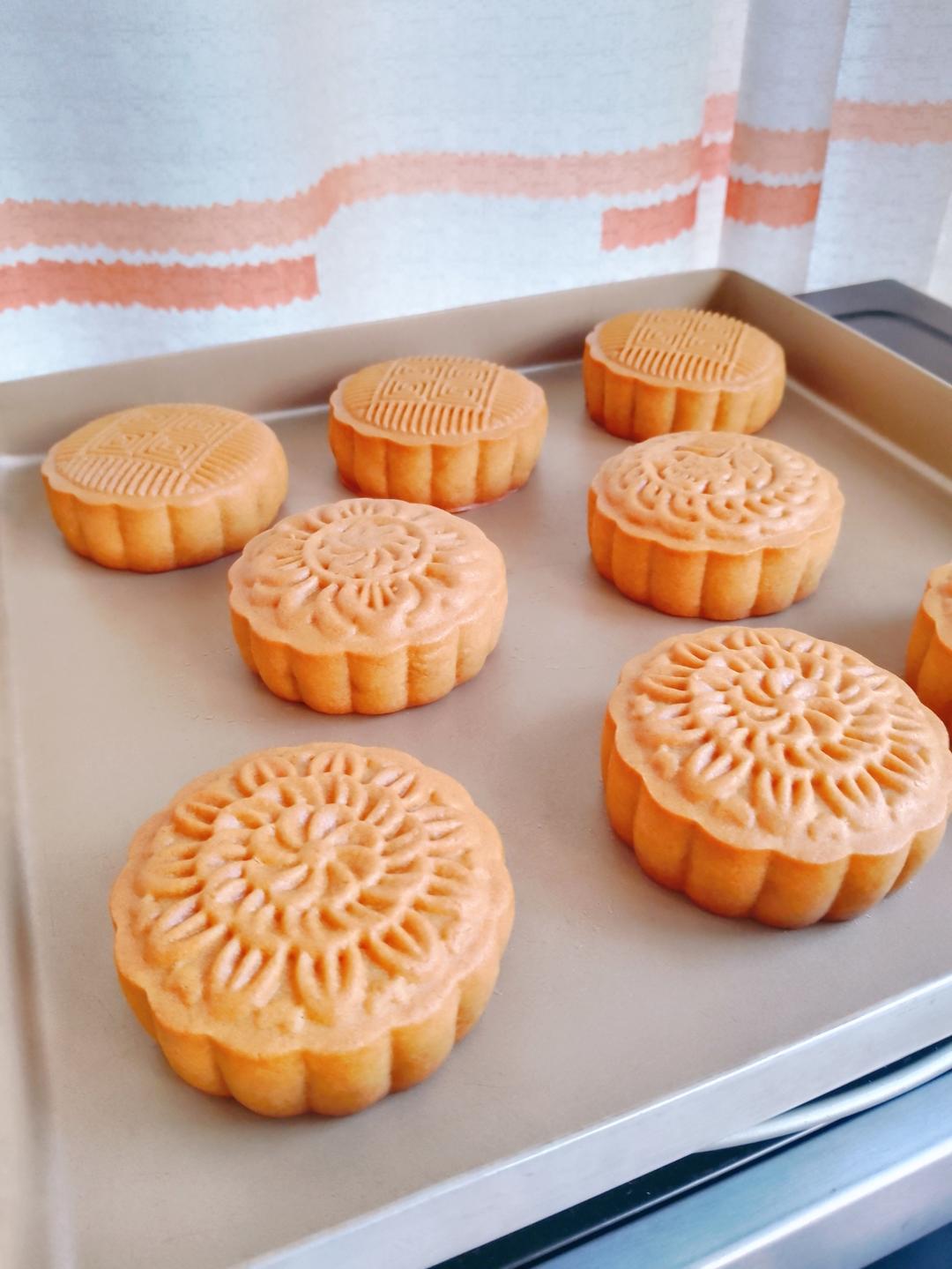 广式豆沙蛋黄月饼（步骤超详细，新手适用）