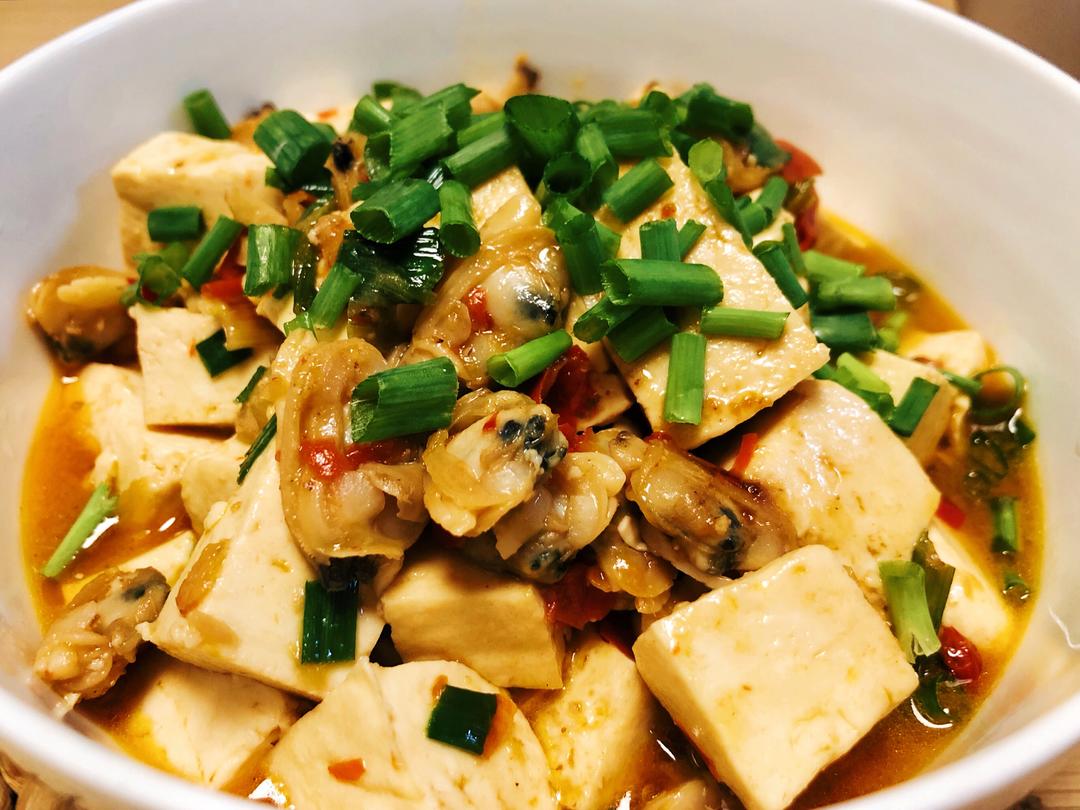 蛤蜊肉剁椒酱小葱烧豆腐——鲜甜辣咸香～好吃不怕胖的做法