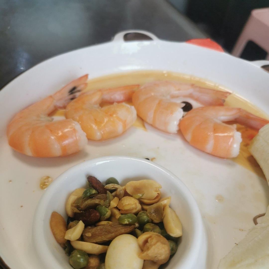 煮冻虾时，切记不要直接下锅，多加这两步，虾肉不腥不柴，太鲜嫩