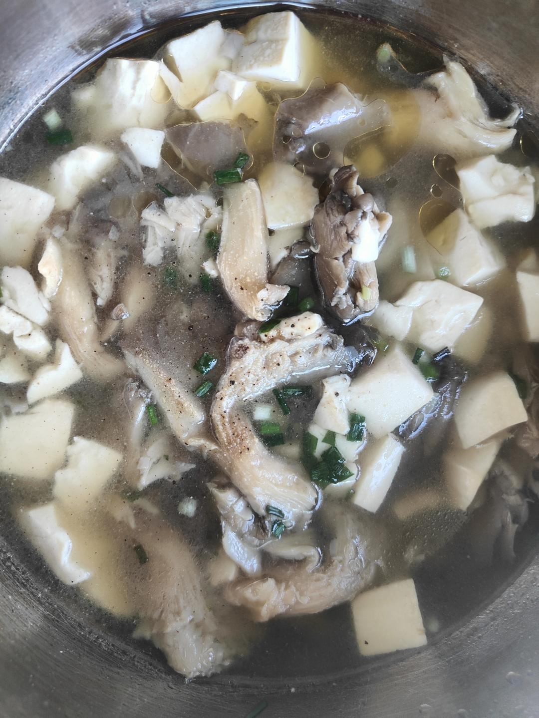 低脂鲜美！连喝三碗都不腻的平菇豆腐汤