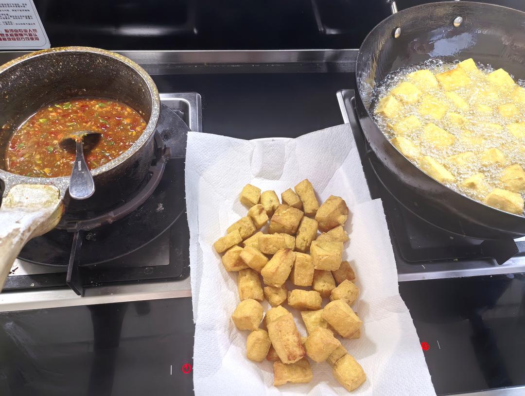 学会这个浇汁豆腐，再也不用去夜市摊了