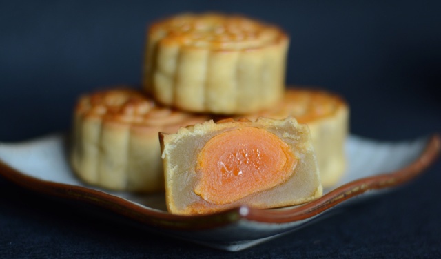 广式蛋黄莲蓉月饼