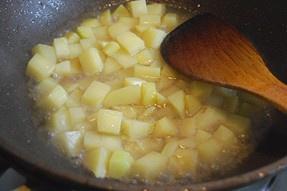 豌豆猪肉土豆丁的做法 步骤7