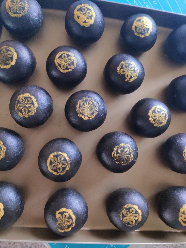 酥掉渣凤梨蛋黄黑金酥