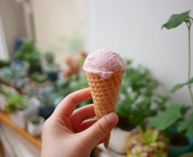 粉嫩玫瑰糖浆调野生小红莓酸奶冰激凌球配脆皮蛋卷加奶油小草莓的做法