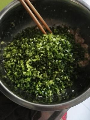 酸汤水饺（韭苔大肉）的做法 步骤4