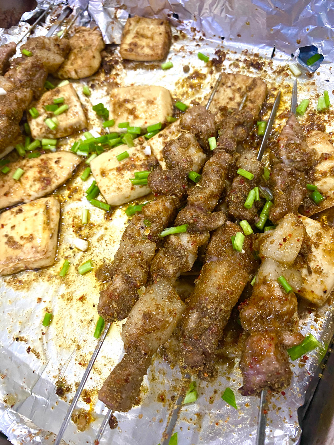 烤猪肉串注意的几个地方，甩外面烧烤店几条街了！
自己做，安全又卫生，味道棒棒棒！
非常嫩，味道好吃到飞！配上点小酒，绝绝子了。我喝的是糯米酒，度数低，微甜，冰了后，味道更佳！的做法