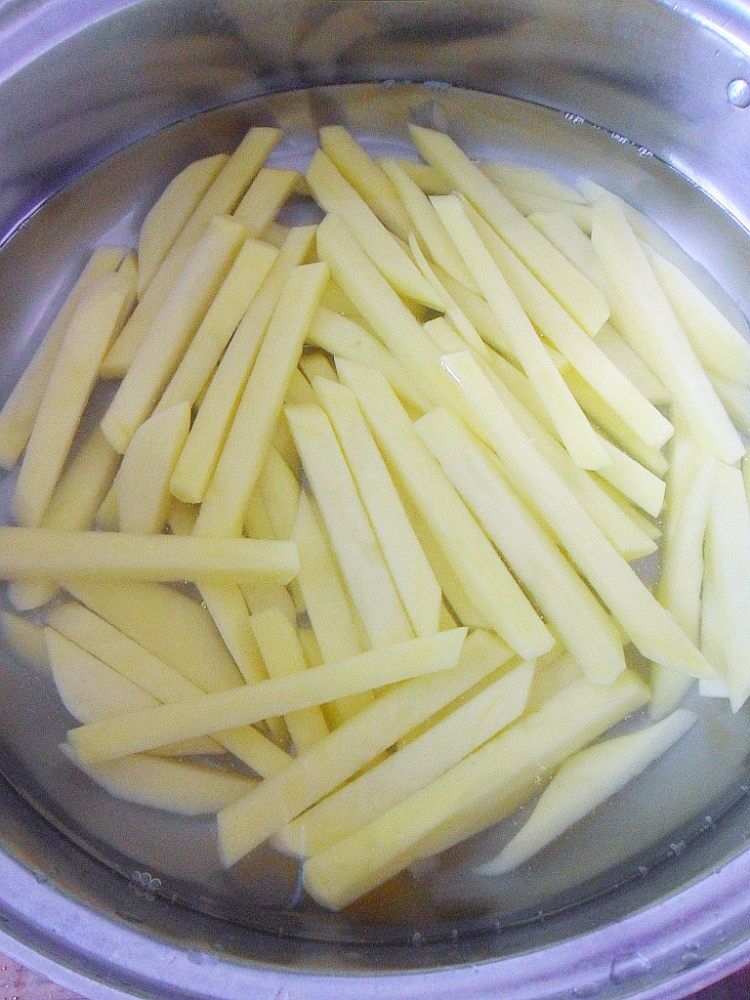 炸薯条（无需淀粉 自用）的做法 步骤3