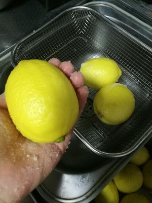 老冰糖炖川贝陈皮柠檬膏的做法 步骤1