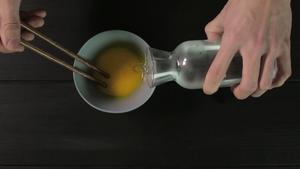 蔬菜蒸蛋 | 爸爸厨房 VOL . 113 蛋黄 黄瓜 彩椒末 温水的做法 步骤5